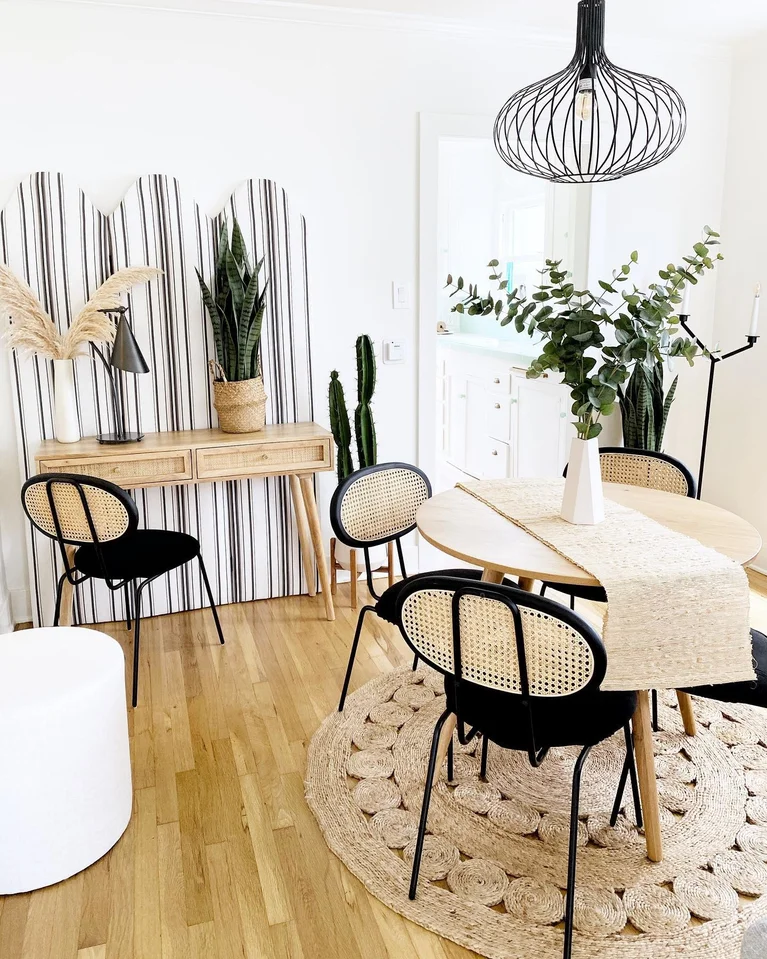 Seno Round Oak Dining Table for People Article