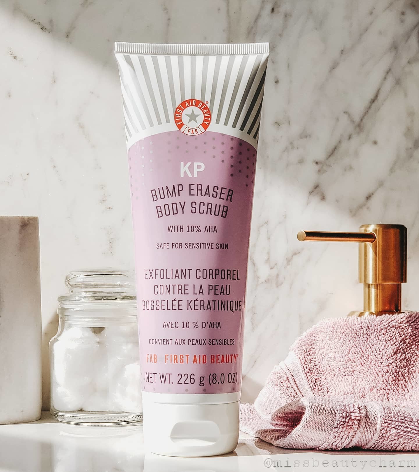 First Aid Beauty Bundle: KP Bump Eraser Body Scrub 226g & Ultra Repair Creme 170g – Mit AHA, Vegan, Dermatologisch Getestet