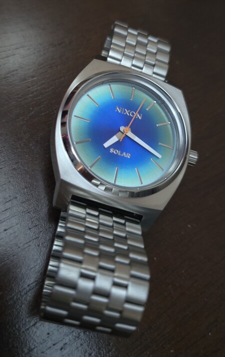 箱無し！【電池新品の美品】NIXONのTIME TELLER クリア&レインボー Time Teller Solar Watch | Silver / Rainbow | Unisex Light-Powered