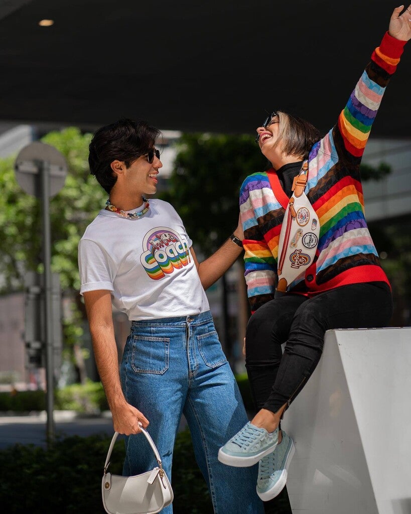 COACH / レインボーシグネチャー/カーディガン(薄手)/XS/コットン/マルチカラー/ボーダー COACH® Outlet | Rainbow Signature Cardigan