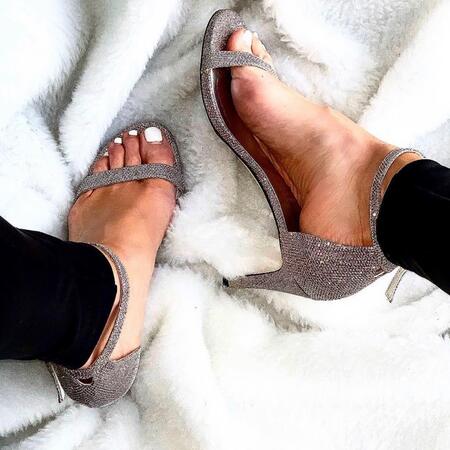 STUART WEITZMAN ヌーディストソング サンダル 【関税込】 CELEBS $450 Stuart Weitzman Nudistsong Sandal HEEL leather