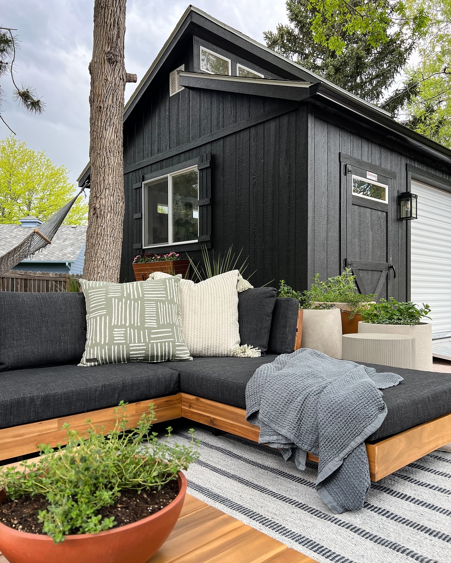 Slate Solutions実物 ソフトアーマーMedium 米国製 B20 Lubek Solid Acacia Wood & Slate Gray Fabric Outdoor Right