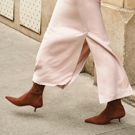 ＊Stuart Weitzman＊ NAOMI 50 レザー ブーツ Get a leg up on Fall style with our new sculptural-heel