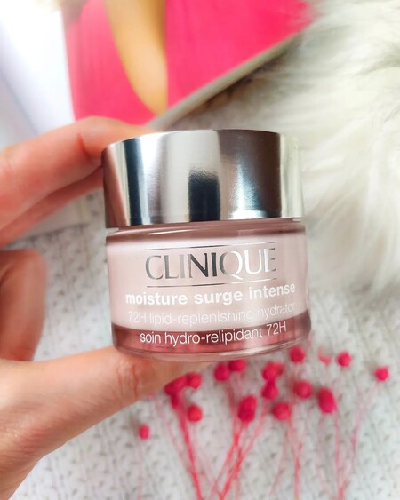 Moisture Surge Intense 72-Hour Lipid-Replenishing Hydrator