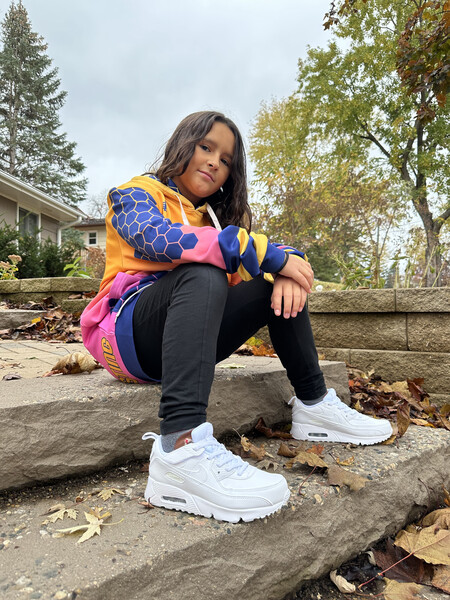 girls wearing air max