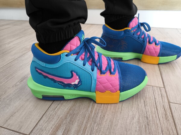 Buy LeBron Witness 8  display picture 3