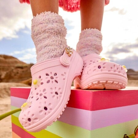 [CROCS] サンダル CLASSIC FLORAL CUT OUT CLOG ピンクミルク Classic Floral Cut-Out Clog - Crocs