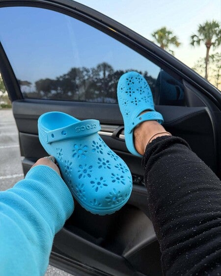 [CROCS] サンダル CLASSIC FLORAL CUT OUT CLOG チョーク Classic Floral Cut-Out Clog - Crocs