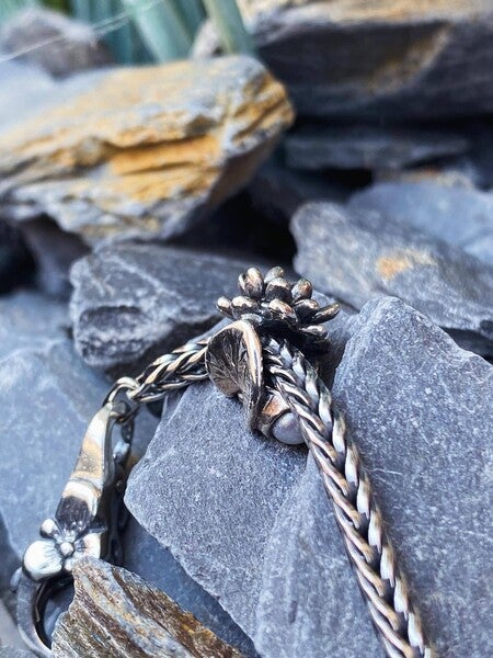 Water Lily of July Bead – Trollbeads