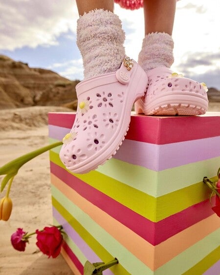 [CROCS] サンダル CLASSIC FLORAL CUT OUT CLOG ピンクミルク Crocs Classic Floral Cut-Out Clog - Pink Milk | Journeys
