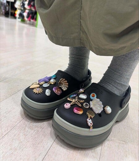 ブラッキー25th Classic Stacked Clog - Crocs