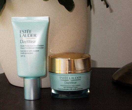 Re-Nutriv Ultra Radiance Serum Cushion SPF40/PA++++ | Estée
