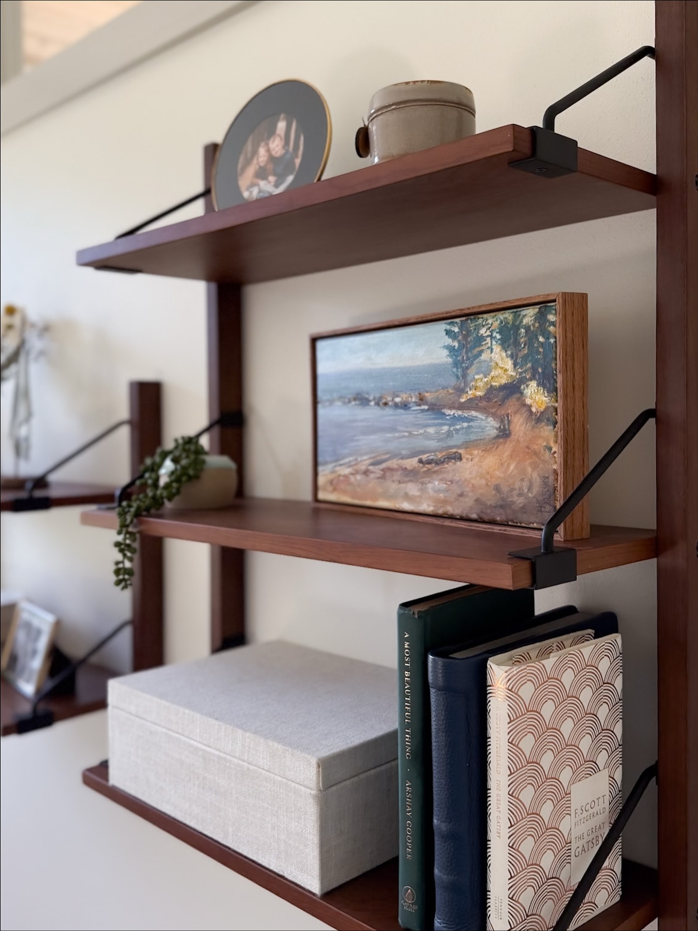 【starkiller】木棚 Stark Oak Wood Wall Shelf, Narrow 3-Tier Modular Design, Gold