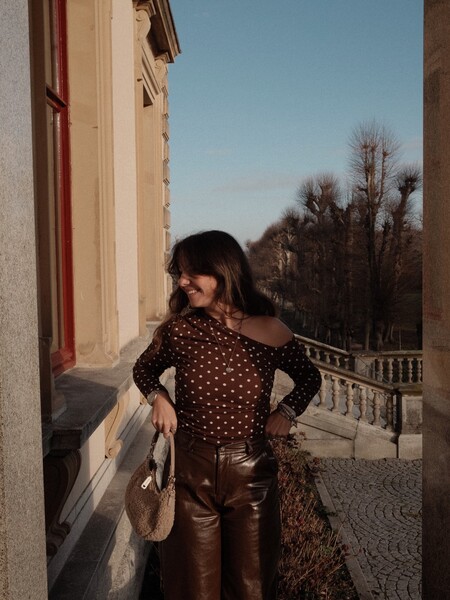 Dark brown off-shoulder top with polka dots | Loavies