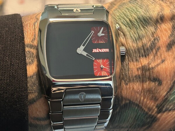 Limited Edition Nixon Banks Watch | Silver / Red | Analog GMT