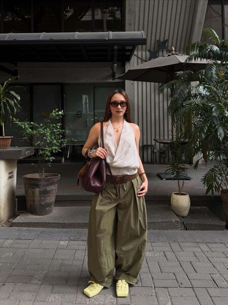Technical pleated trousers - Trousers - Women | Bershka